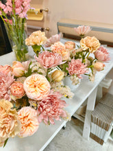 Load image into Gallery viewer, Rococo's ‘Pick of the Day’ Arrangement